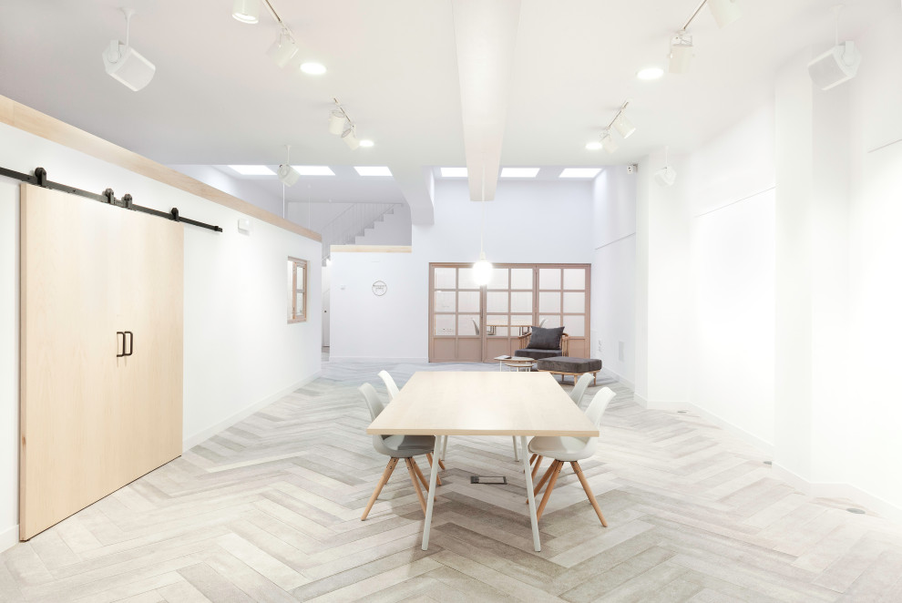 Foto de estudio industrial grande con paredes blancas, suelo de baldosas de porcelana, escritorio independiente y suelo gris