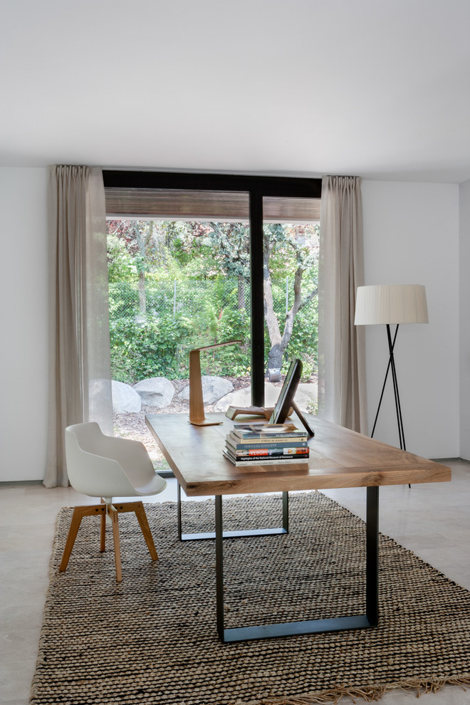 Ejemplo de despacho moderno de tamaño medio sin chimenea con escritorio independiente, paredes blancas y moqueta