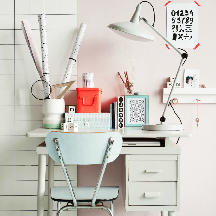 Idéer för att renovera ett litet minimalistiskt arbetsrum, med rosa väggar och ett inbyggt skrivbord
