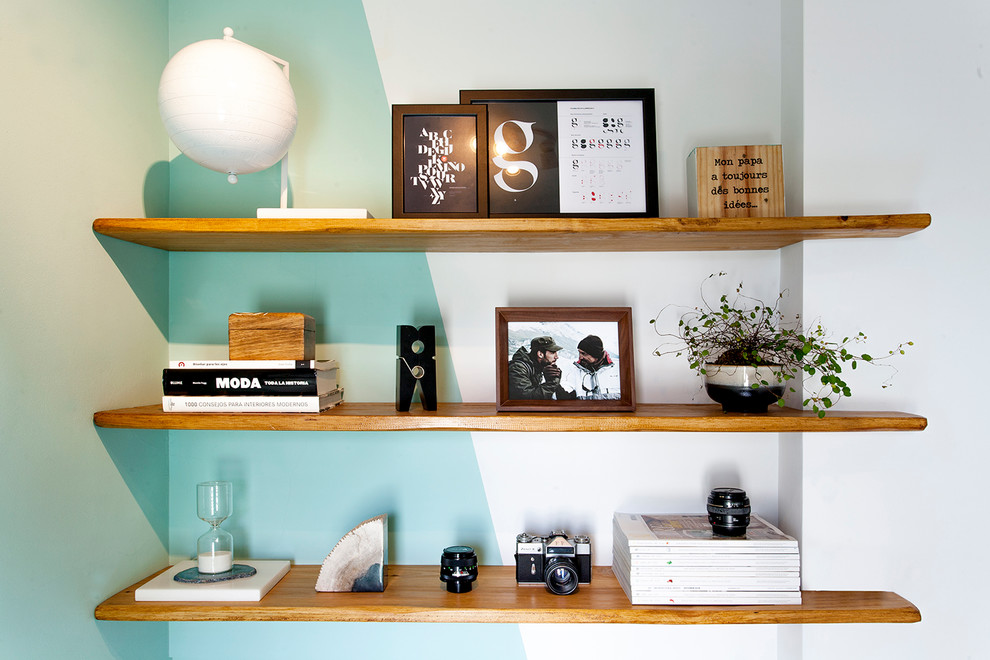 Foto de estudio vintage pequeño con paredes verdes, suelo de madera clara, escritorio empotrado y suelo marrón