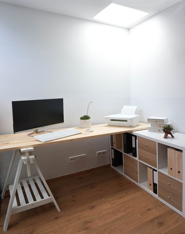 Inspiration pour un petit bureau nordique de type studio avec un mur blanc, sol en stratifié, un bureau indépendant et un sol beige.
