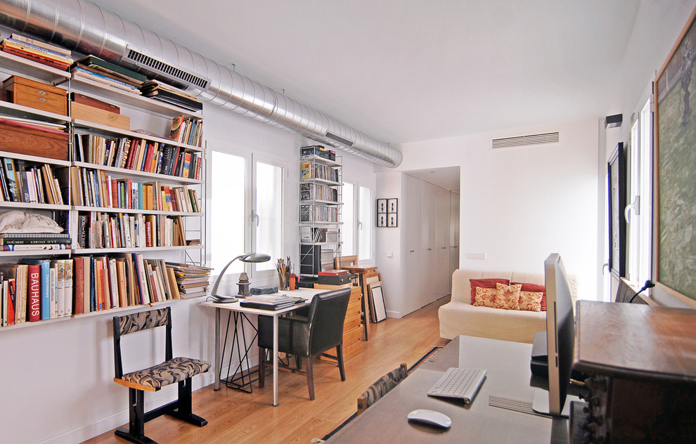 Inspiration för ett mellanstort industriellt hemmabibliotek, med vita väggar, mellanmörkt trägolv och ett fristående skrivbord