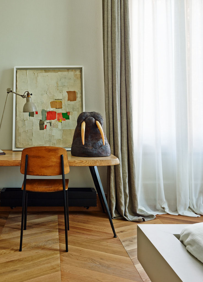 Foto de despacho tradicional renovado pequeño sin chimenea con paredes blancas, suelo de madera en tonos medios y escritorio independiente