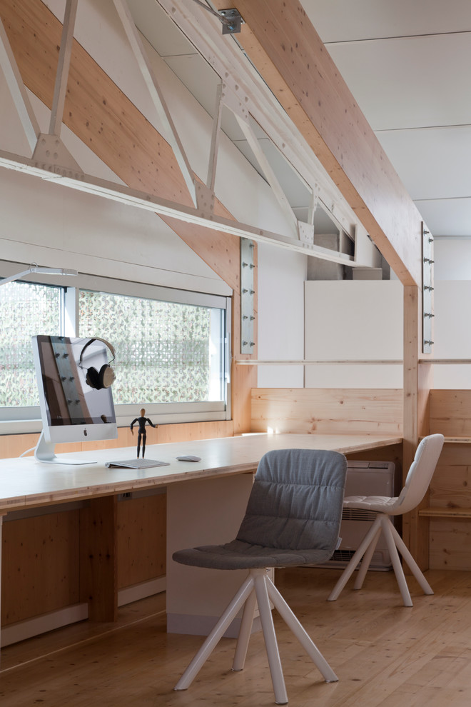 Inspiration pour un bureau nordique de taille moyenne avec un mur blanc, parquet clair, aucune cheminée et un bureau intégré.