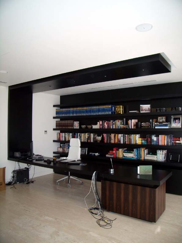 Inspiration for a modern home office remodel in Madrid