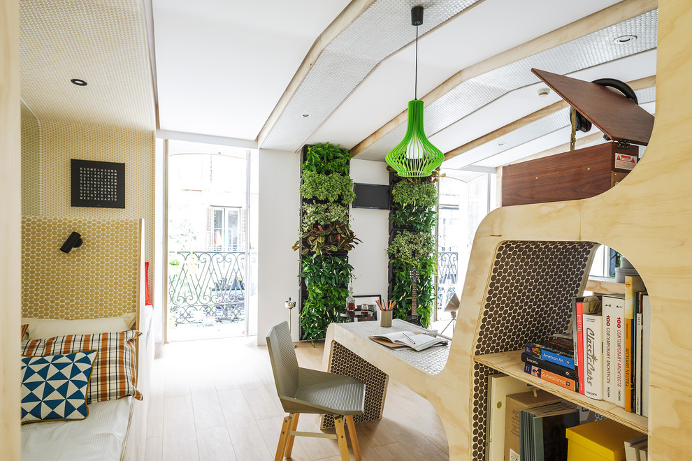 Imagen de despacho ecléctico pequeño sin chimenea con paredes blancas, suelo de madera en tonos medios y escritorio independiente