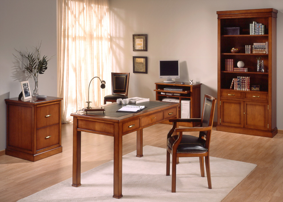 Mittelgroßes Klassisches Arbeitszimmer ohne Kamin mit Arbeitsplatz, braunem Holzboden und freistehendem Schreibtisch in Sonstige