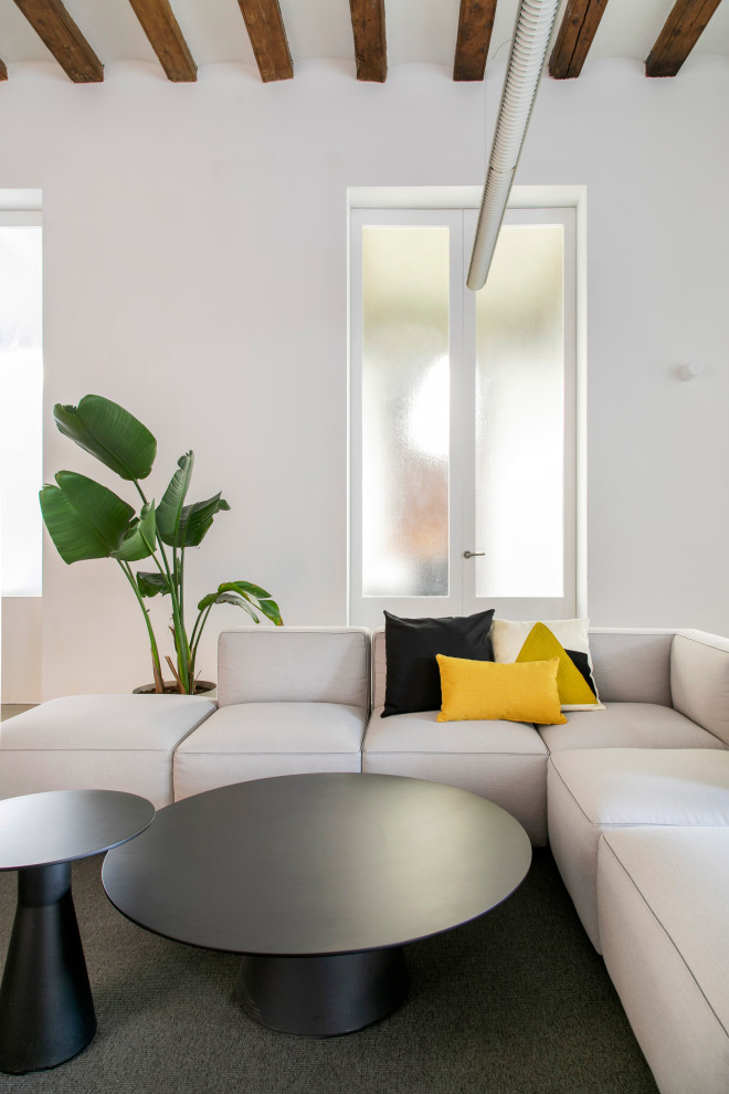 Idee per un ufficio moderno di medie dimensioni con pareti bianche, pavimento in cemento, pavimento grigio e soffitto a volta