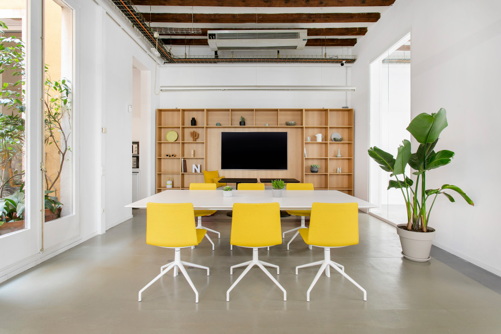 Modelo de despacho abovedado moderno de tamaño medio con paredes blancas, suelo de cemento y suelo gris