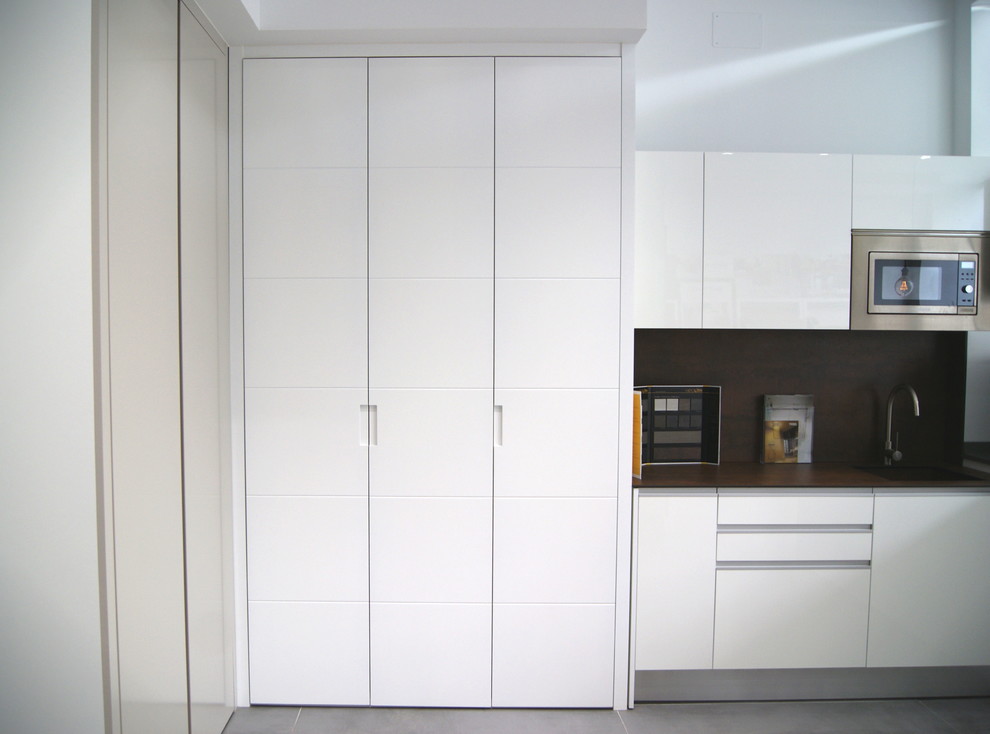 Пример оригинального дизайна: домашняя мастерская среднего размера в современном стиле с белыми стенами, полом из керамогранита, отдельно стоящим рабочим столом и серым полом без камина