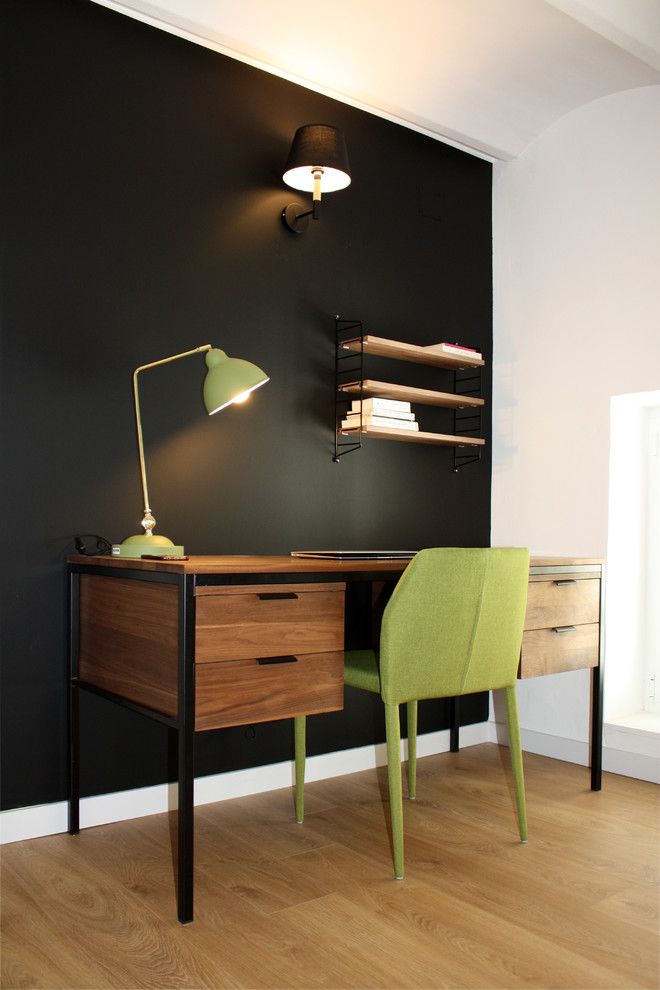 Immagine di un piccolo ufficio moderno con pareti nere, pavimento in legno massello medio, scrivania autoportante e pavimento marrone