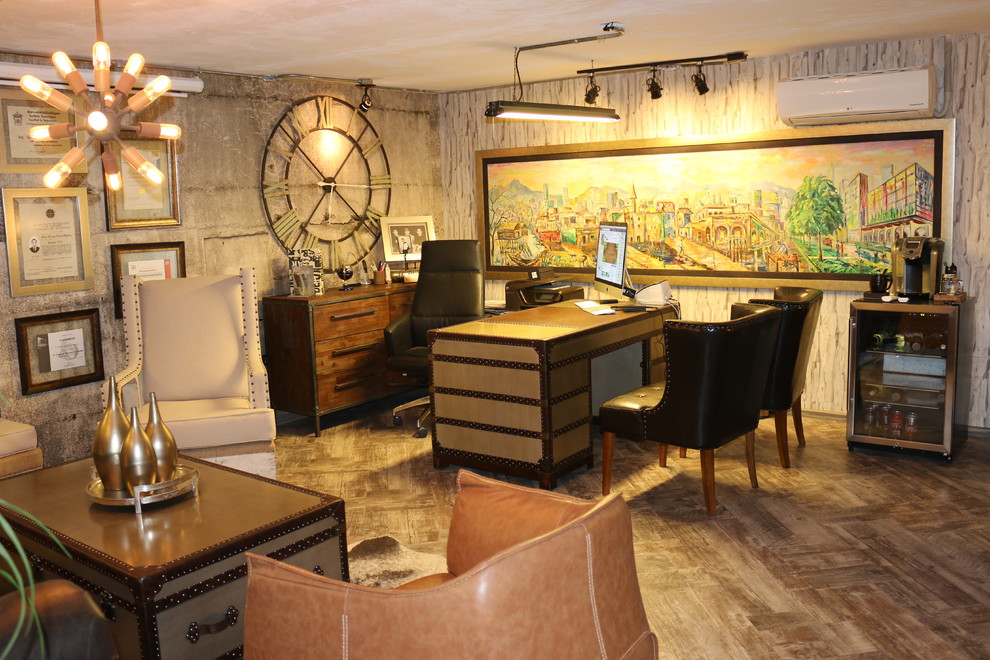 他の地域にある広いインダストリアルスタイルのおしゃれな書斎 (グレーの壁、ラミネートの床、自立型机、グレーの床) の写真