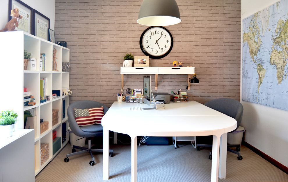 Пример оригинального дизайна: маленькое рабочее место в скандинавском стиле с серыми стенами, паркетным полом среднего тона, отдельно стоящим рабочим столом и коричневым полом для на участке и в саду