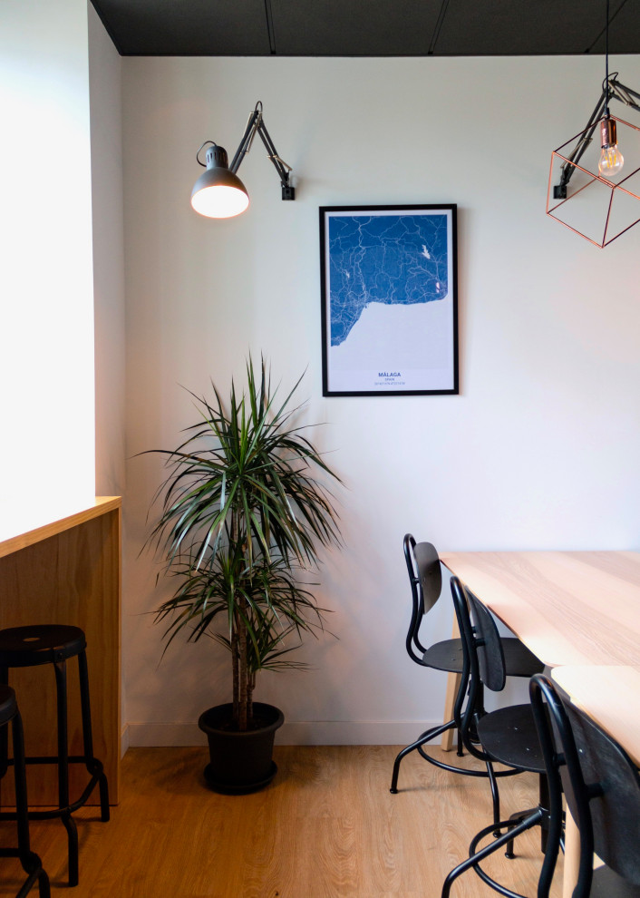 Foto di un ampio ufficio design con pareti grigie, pavimento in laminato, scrivania autoportante e pavimento marrone
