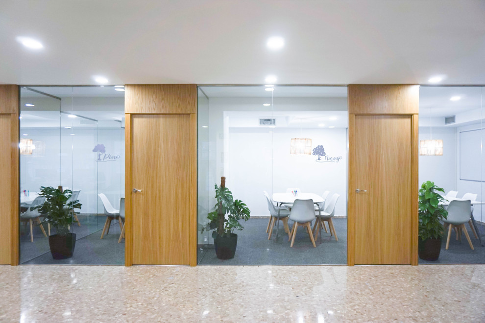 Immagine di un grande ufficio nordico con pareti bianche, pavimento con piastrelle in ceramica, scrivania autoportante e pavimento beige