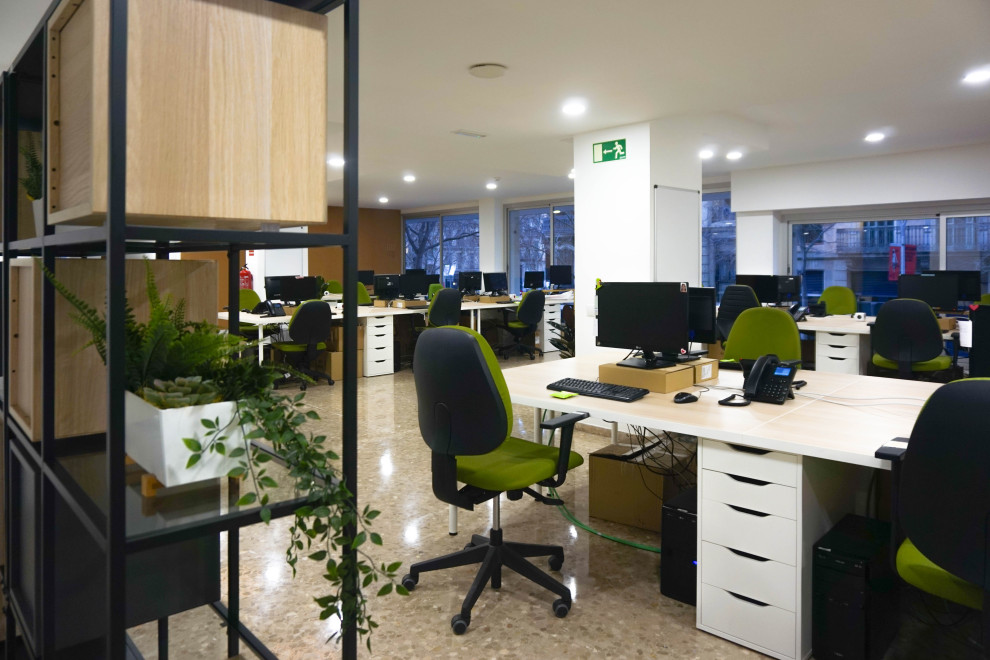Imagen de despacho escandinavo grande con paredes blancas, suelo de baldosas de cerámica, escritorio independiente y suelo beige