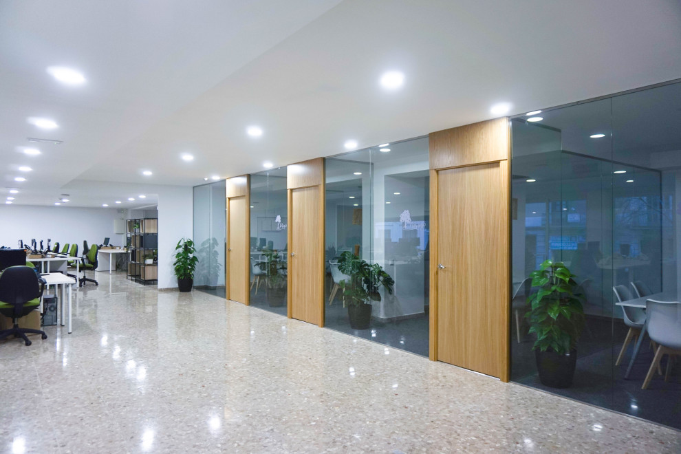 Foto di un grande ufficio nordico con pareti bianche, pavimento con piastrelle in ceramica, scrivania autoportante e pavimento beige