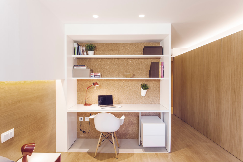 Cette image montre un petit bureau nordique avec un mur multicolore, un sol en bois brun, aucune cheminée et un bureau intégré.