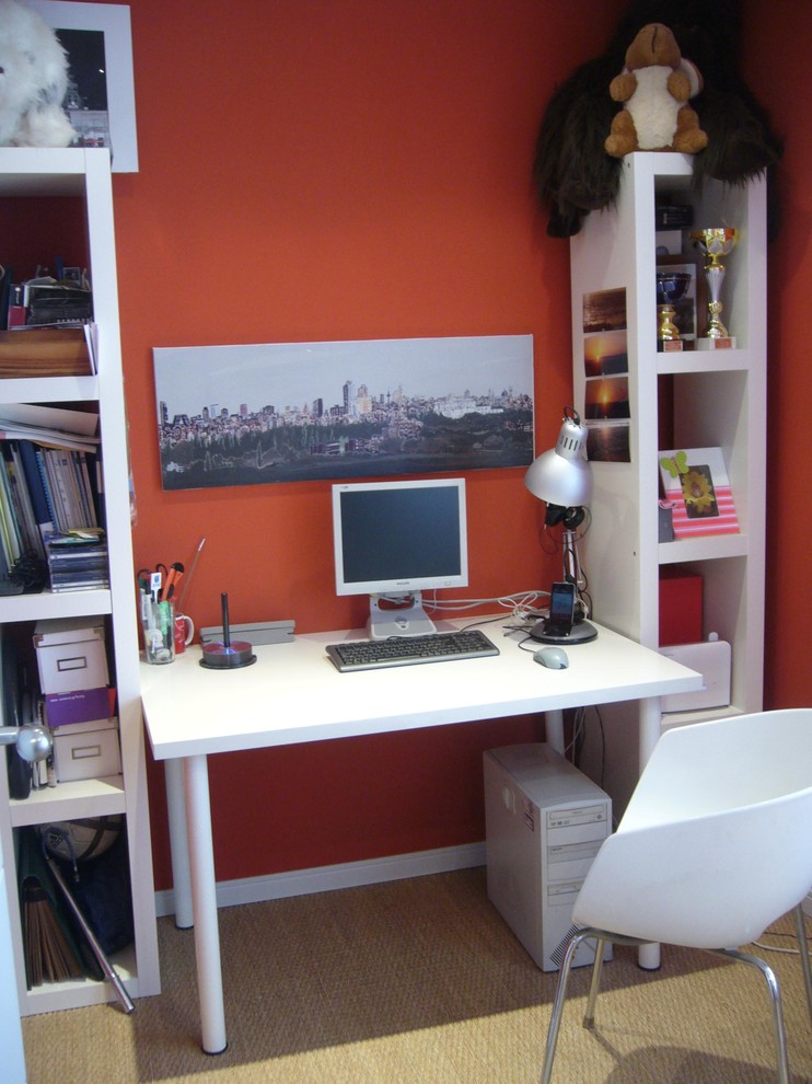 Inspiration för små moderna hemmabibliotek, med orange väggar, heltäckningsmatta och ett inbyggt skrivbord