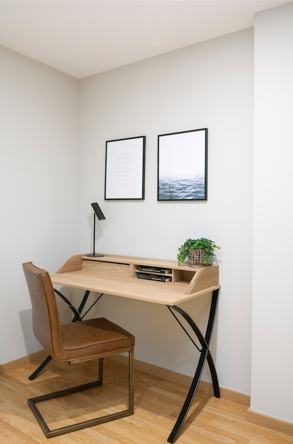 Small modern home office in Barcelona with white walls, light hardwood flooring and a freestanding desk.