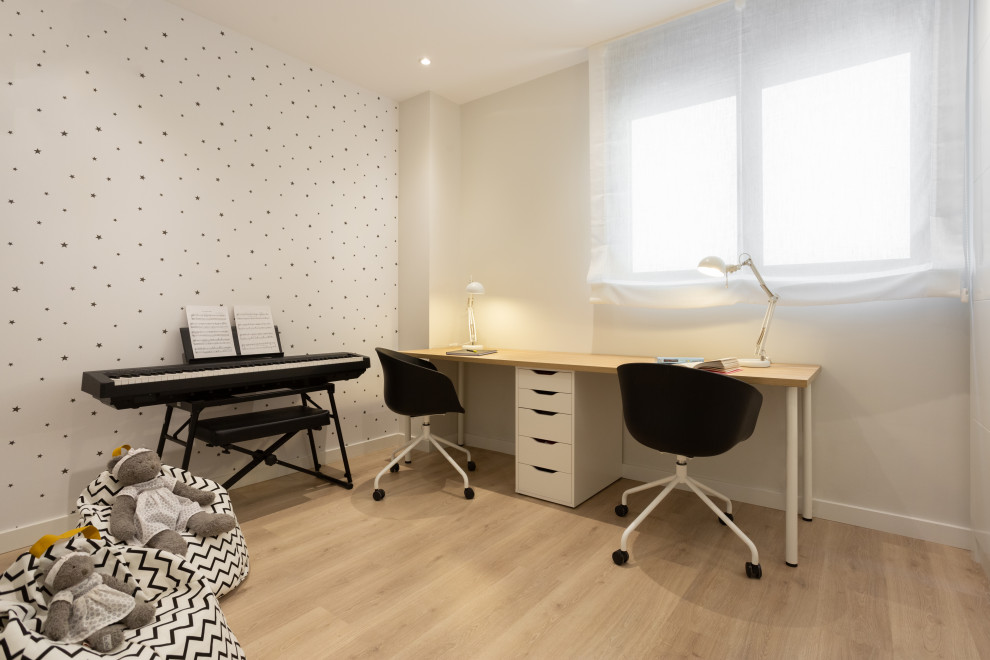 Imagen de estudio tradicional renovado pequeño con paredes grises, suelo laminado, escritorio independiente y suelo marrón