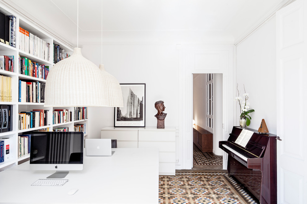 Exemple d'un bureau tendance de taille moyenne avec un mur blanc, un bureau indépendant, un sol en carrelage de céramique et aucune cheminée.