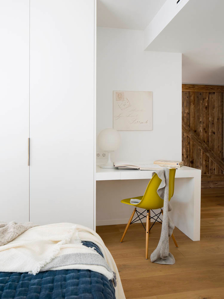バルセロナにある小さなコンテンポラリースタイルのおしゃれなホームオフィス・書斎 (白い壁、無垢フローリング、暖炉なし、造り付け机) の写真