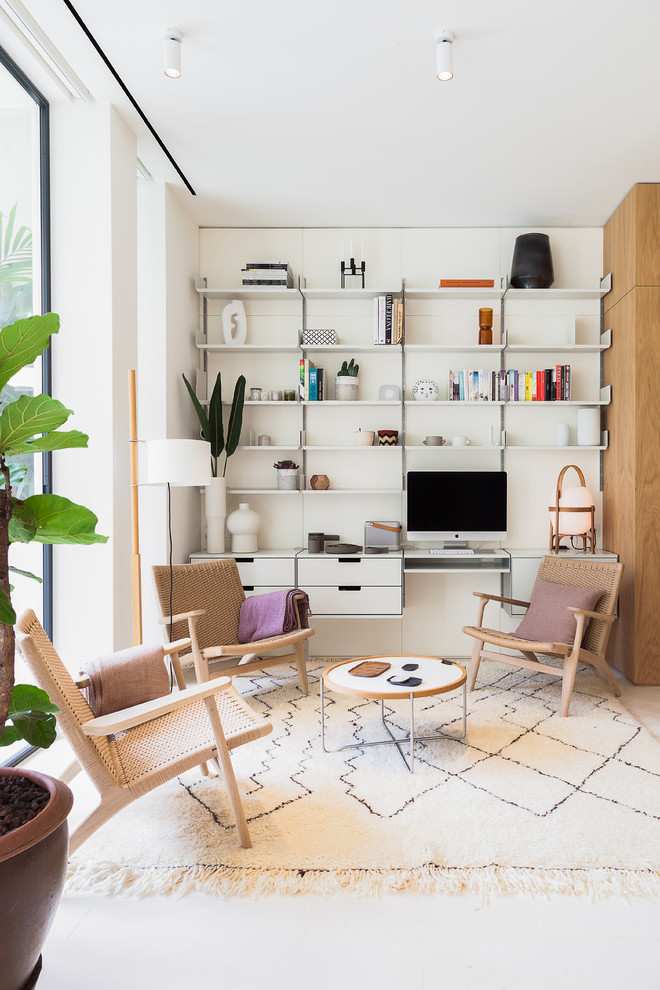 バルセロナにあるコンテンポラリースタイルのおしゃれなホームオフィス・書斎 (白い壁、造り付け机、白い床) の写真