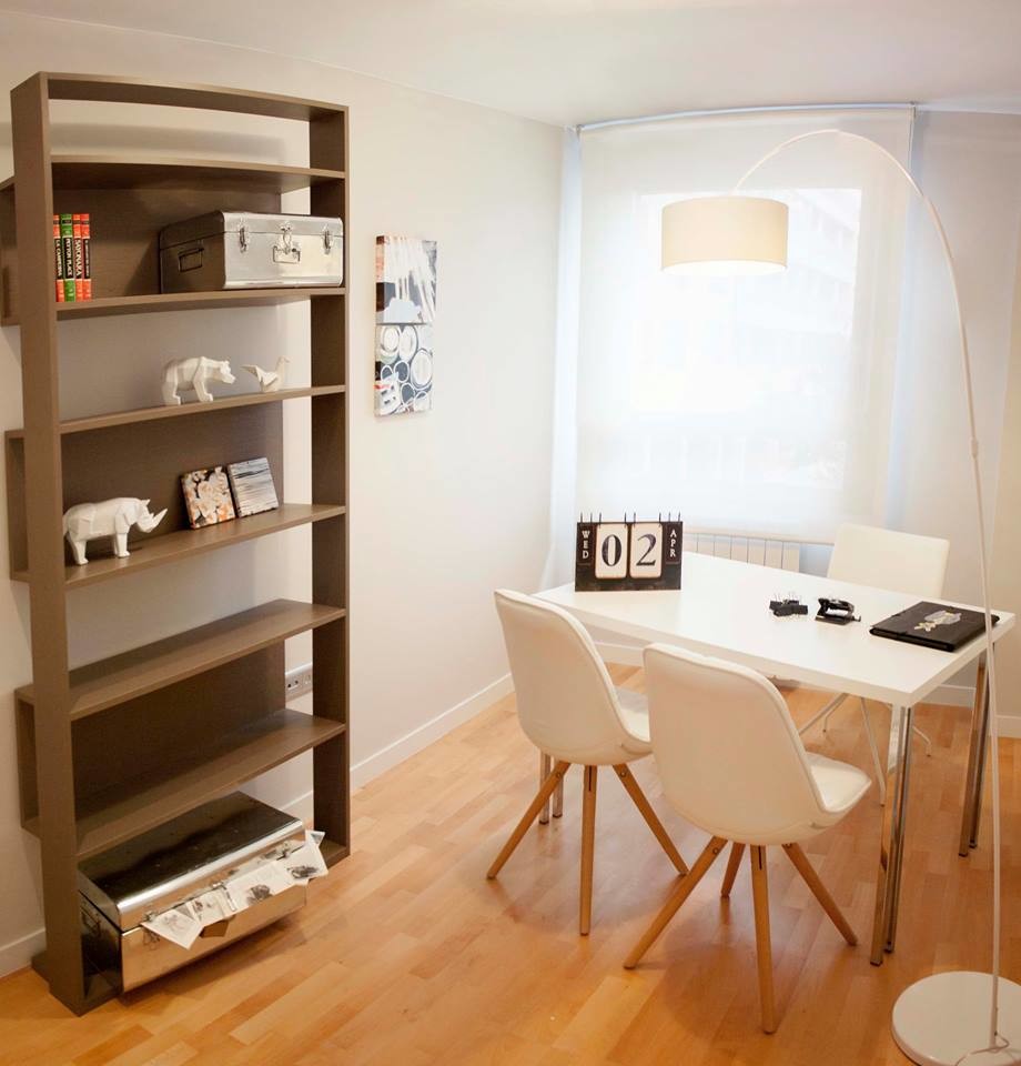 Foto de despacho moderno pequeño sin chimenea con paredes blancas, suelo de madera en tonos medios y escritorio independiente