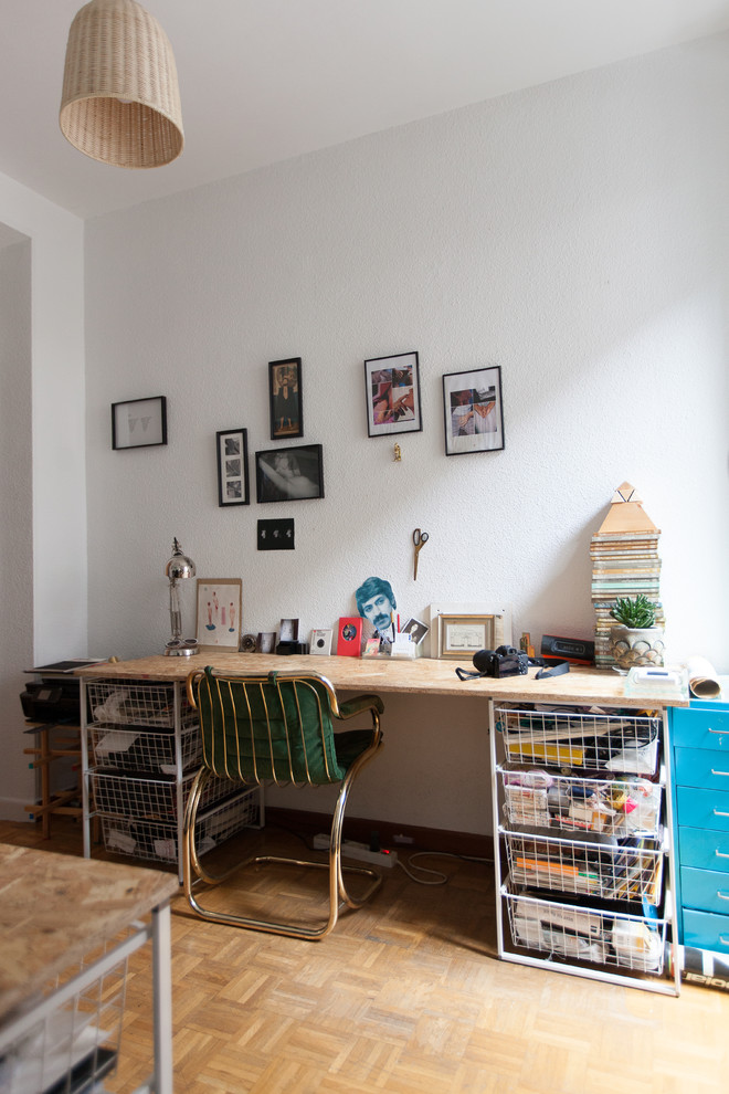 Foto di una stanza da lavoro minimalista di medie dimensioni con pareti bianche, parquet chiaro, scrivania autoportante e nessun camino