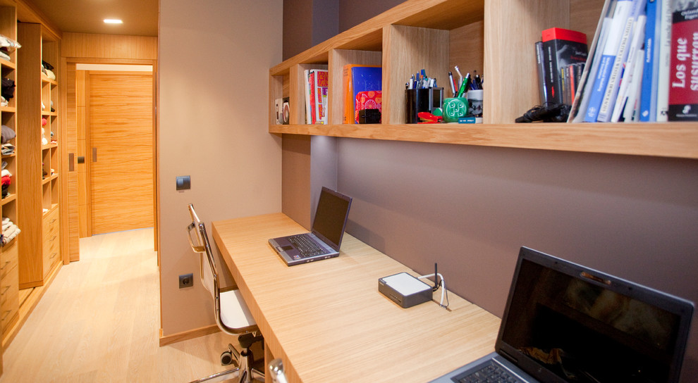 Esempio di un ufficio contemporaneo di medie dimensioni con pareti beige, parquet chiaro, nessun camino e scrivania incassata