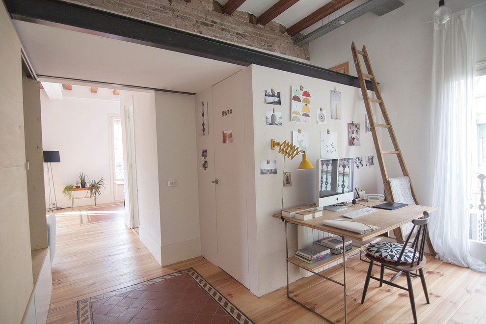 バルセロナにある高級な中くらいなコンテンポラリースタイルのおしゃれな書斎 (白い壁、暖炉なし、自立型机、淡色無垢フローリング) の写真