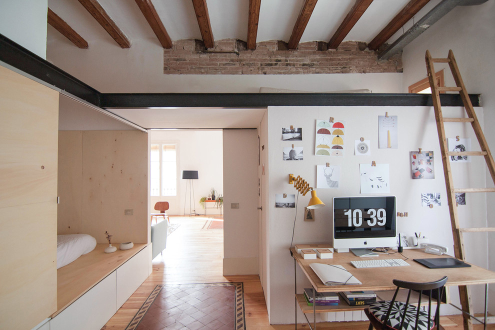 Imagen de despacho contemporáneo de tamaño medio sin chimenea con paredes blancas, suelo de madera clara y escritorio independiente