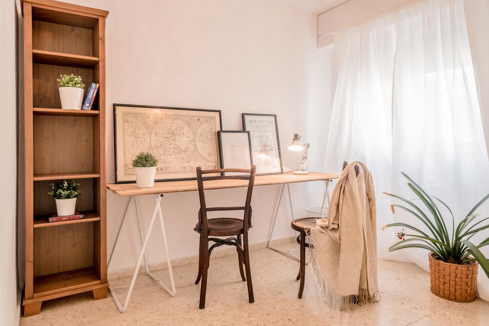 Esempio di un ufficio mediterraneo con pareti bianche, scrivania autoportante e pavimento beige