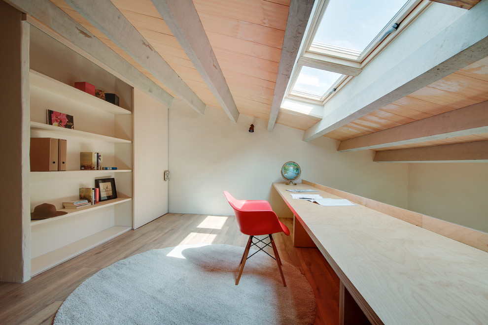 Mittelgroßes Mediterranes Arbeitszimmer ohne Kamin mit Arbeitsplatz, braunem Holzboden und Einbau-Schreibtisch in Sonstige
