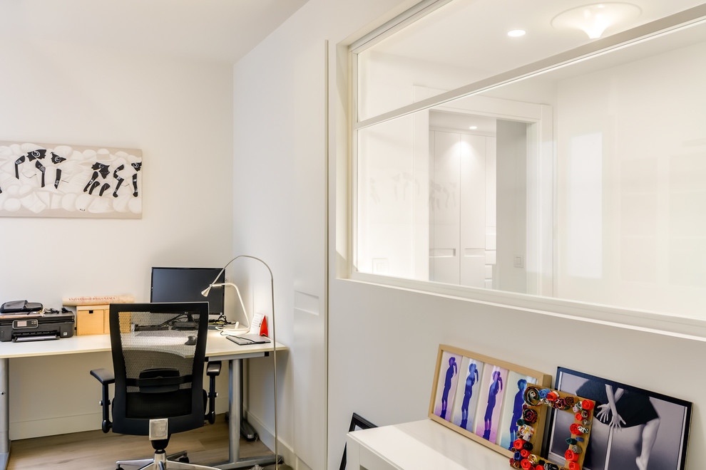 Example of a minimalist home office design in Bilbao