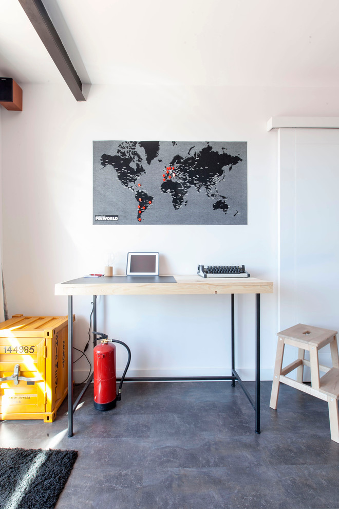 Modelo de despacho nórdico pequeño sin chimenea con paredes blancas y escritorio empotrado