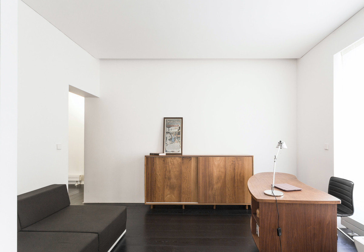 Aménagement d'un bureau contemporain de taille moyenne avec un mur blanc, parquet foncé, un bureau indépendant et un sol noir.