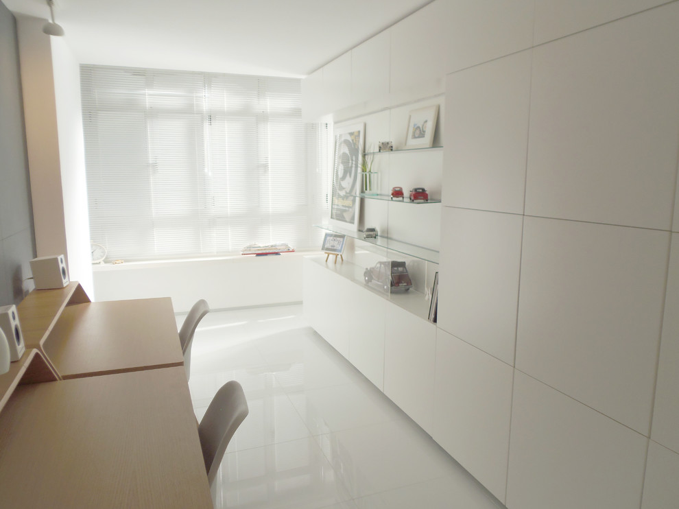 Exempel på ett litet modernt hemmastudio, med grå väggar, klinkergolv i porslin och ett fristående skrivbord