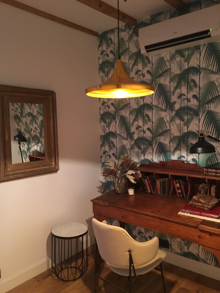 Foto di un piccolo ufficio tropicale con pareti bianche, pavimento in legno massello medio, nessun camino e scrivania incassata