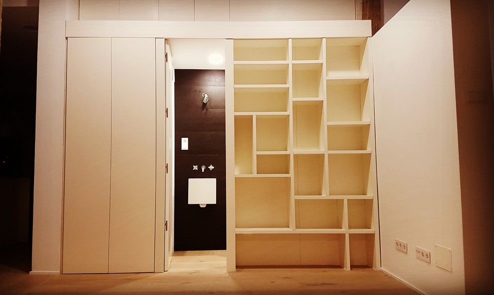 Mittelgroßes Modernes Lesezimmer mit weißer Wandfarbe und hellem Holzboden in Madrid