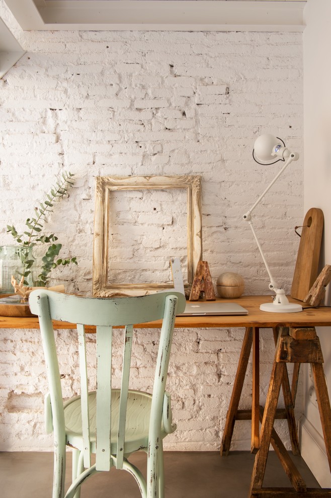 Kleines Shabby-Chic Arbeitszimmer mit Arbeitsplatz, weißer Wandfarbe, Betonboden und freistehendem Schreibtisch in Sonstige