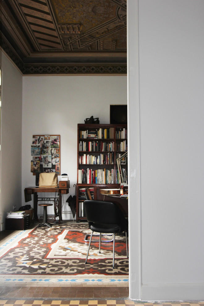 バルセロナにあるトランジショナルスタイルのおしゃれなホームオフィス・書斎の写真