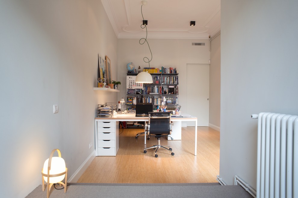 Esempio di un ufficio nordico di medie dimensioni con pareti bianche, pavimento in legno massello medio, nessun camino e scrivania incassata