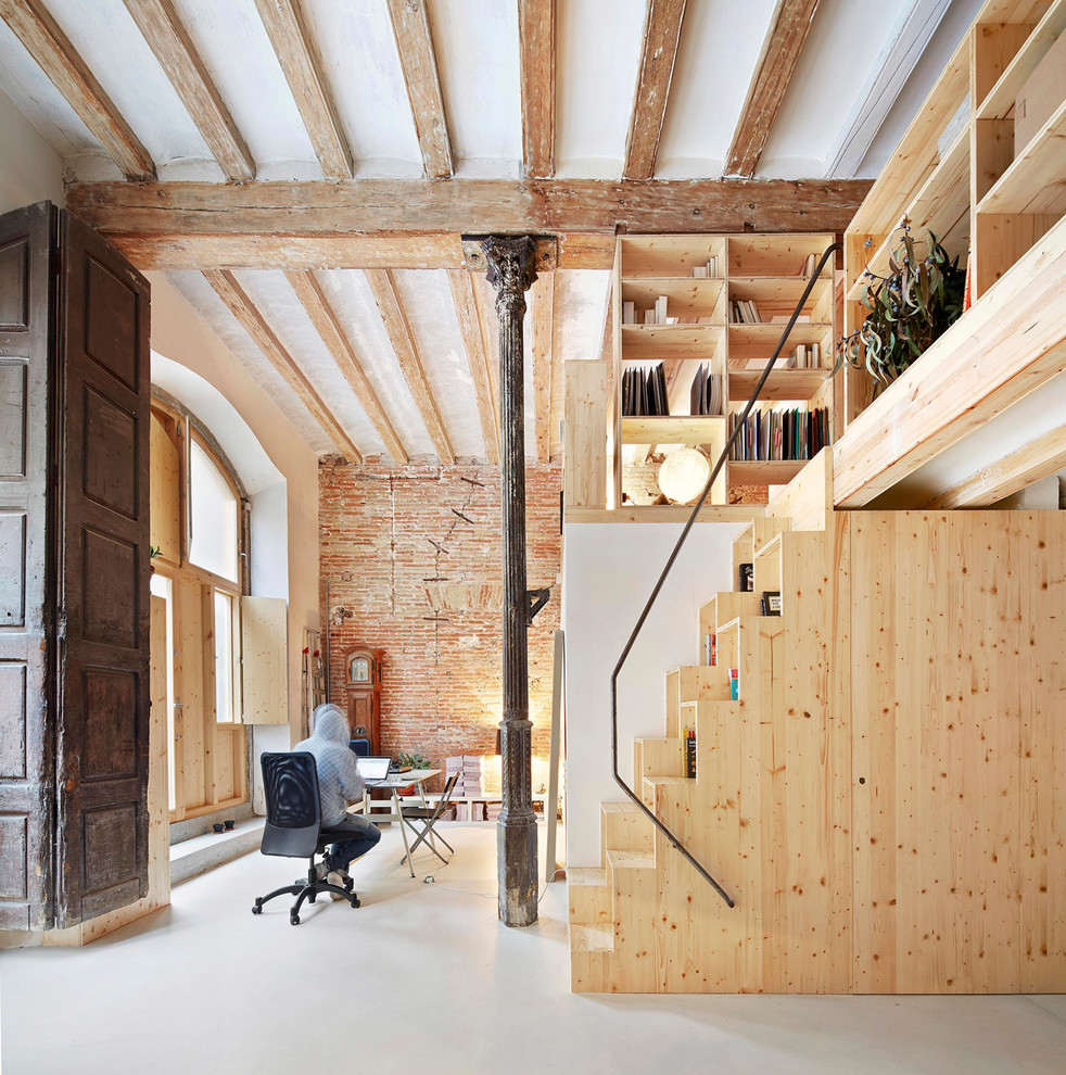 Kleines Skandinavisches Arbeitszimmer ohne Kamin mit Studio, weißer Wandfarbe und freistehendem Schreibtisch in Barcelona