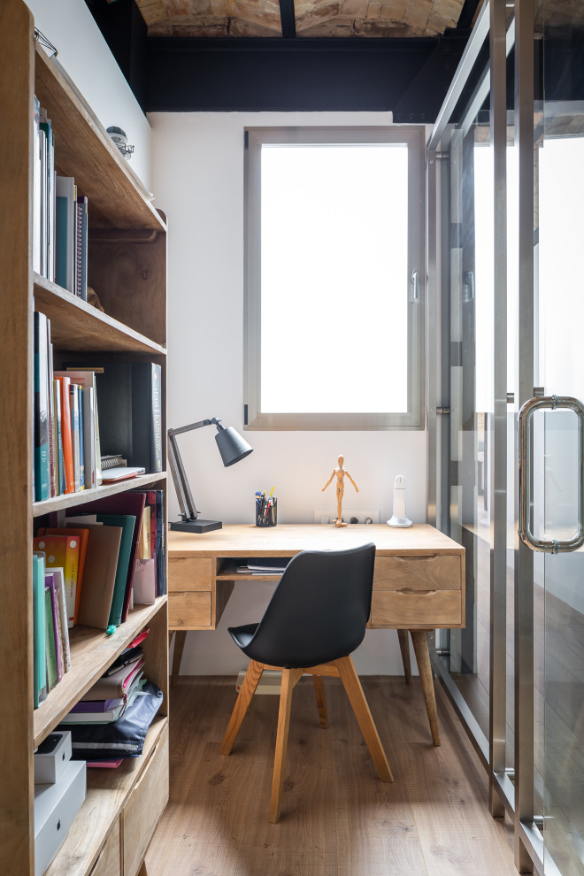 Diseño de despacho contemporáneo de tamaño medio con paredes blancas, suelo de madera en tonos medios, escritorio independiente y suelo beige