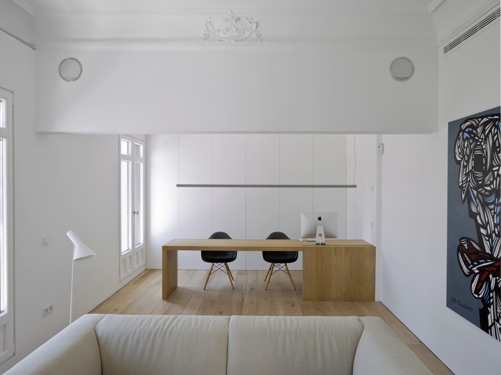 Inspiration pour un bureau minimaliste avec un mur blanc, un sol en bois brun et un bureau indépendant.