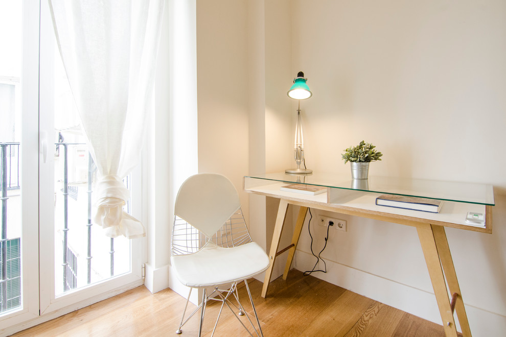 Aménagement d'un petit bureau contemporain avec un mur beige, un sol en bois brun et un bureau intégré.