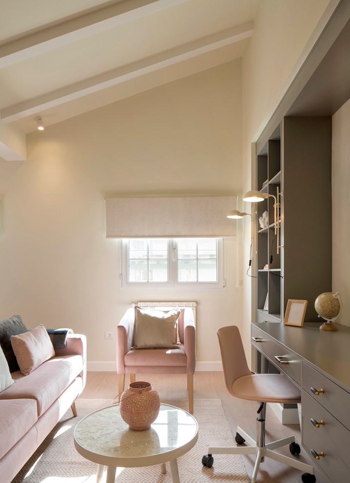 Diseño de despacho clásico renovado de tamaño medio con paredes beige, escritorio empotrado, suelo laminado y suelo marrón
