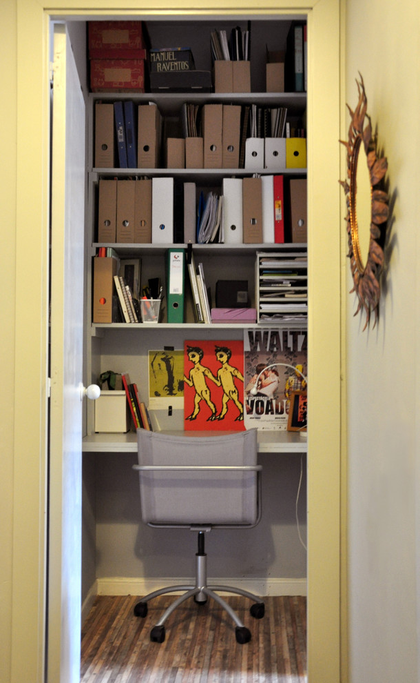 Immagine di un piccolo ufficio eclettico con scrivania incassata